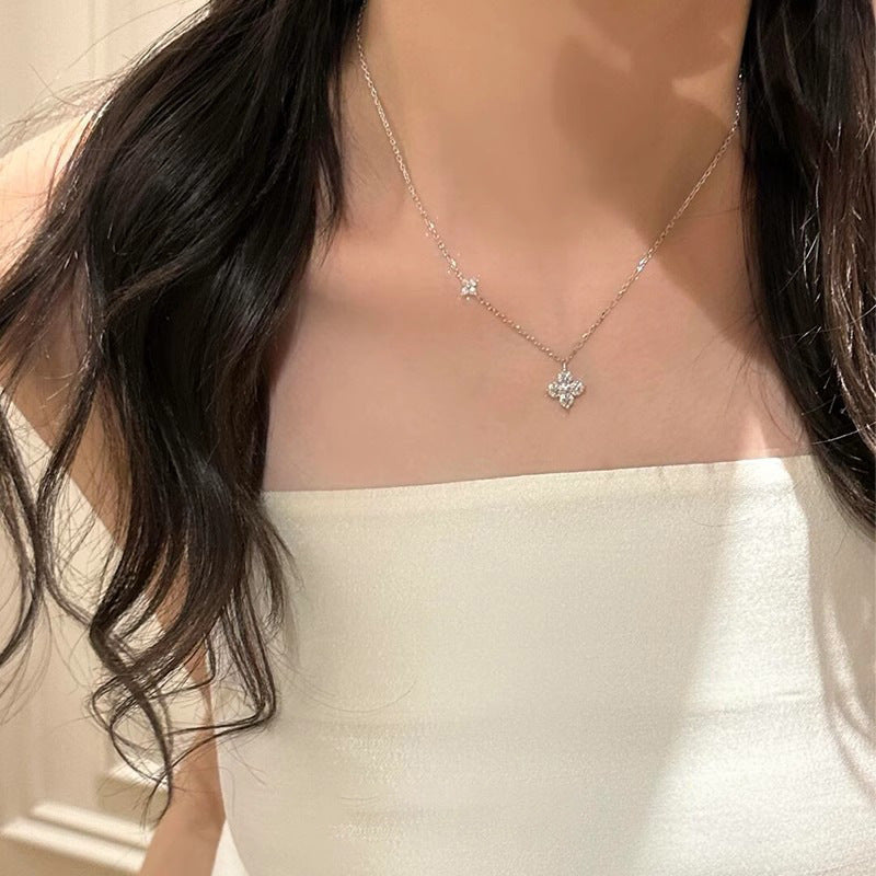 Women's Delicate Double Flower Pendant Necklace - Minimalist Sparkling Jewelry for Casual Attire, Light Luxury Gift for Her, Year-Round Versatile Necklace Chain