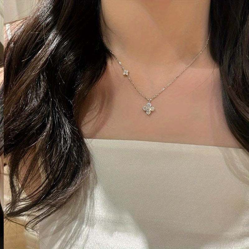 Women's Delicate Double Flower Pendant Necklace - Minimalist Sparkling Jewelry for Casual Attire, Light Luxury Gift for Her, Year-Round Versatile Necklace Chain