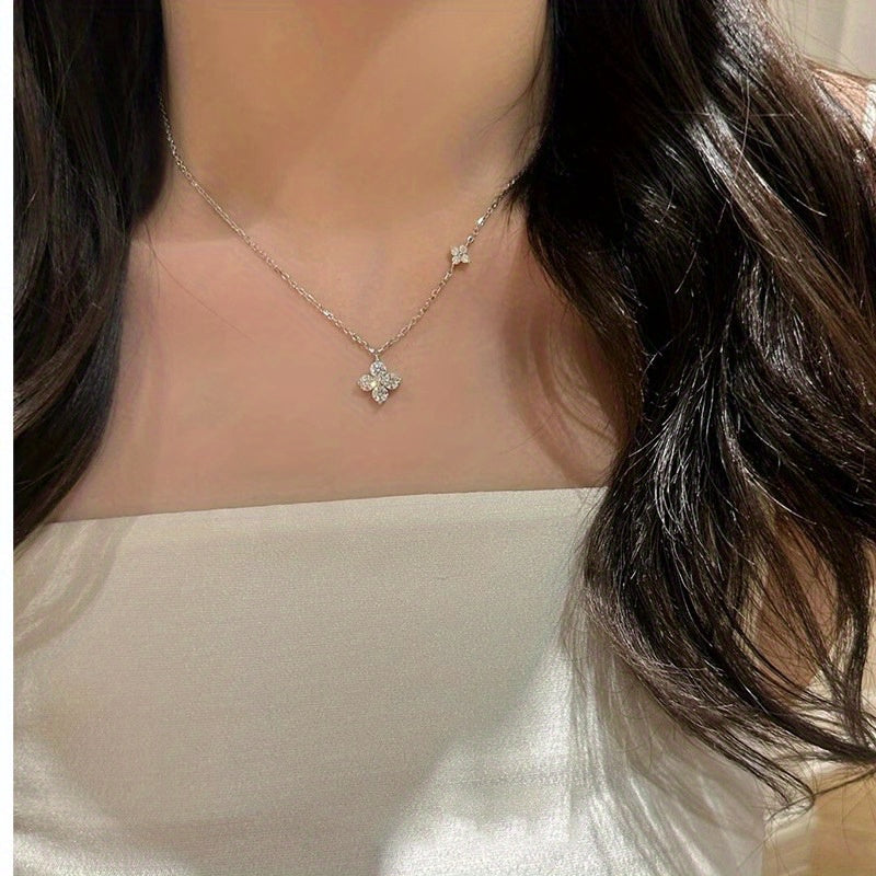 Women's Delicate Double Flower Pendant Necklace - Minimalist Sparkling Jewelry for Casual Attire, Light Luxury Gift for Her, Year-Round Versatile Necklace Chain