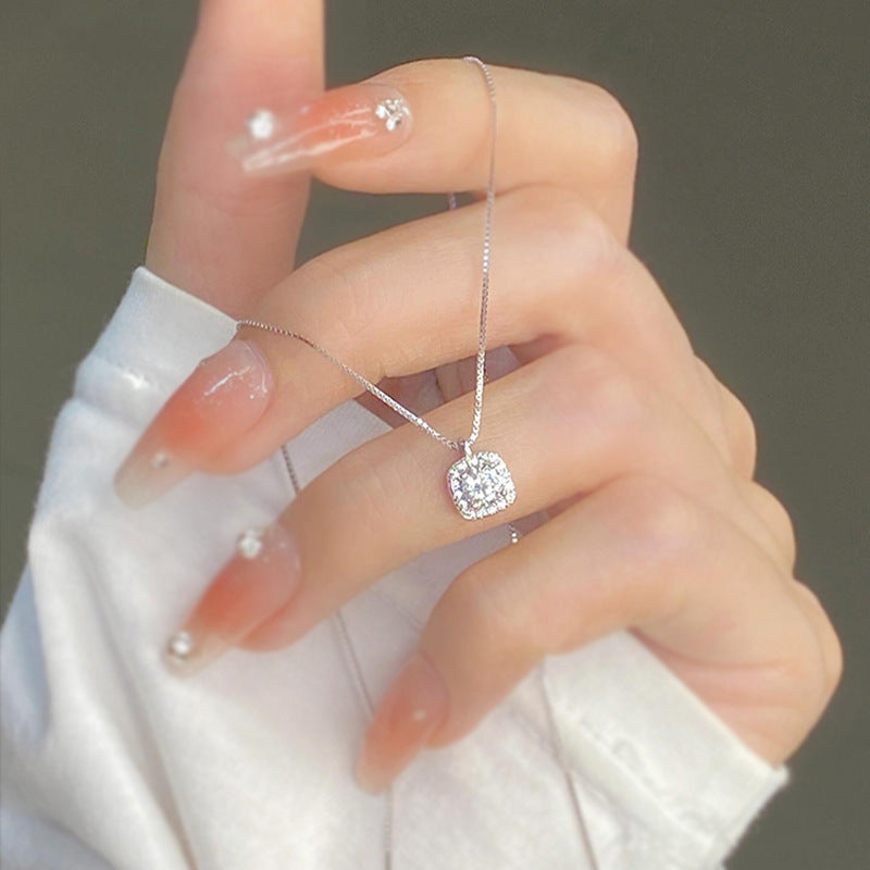 A Unique And Elegant Collarbone Chain Accessory Women with a Sugar Cube Necklace