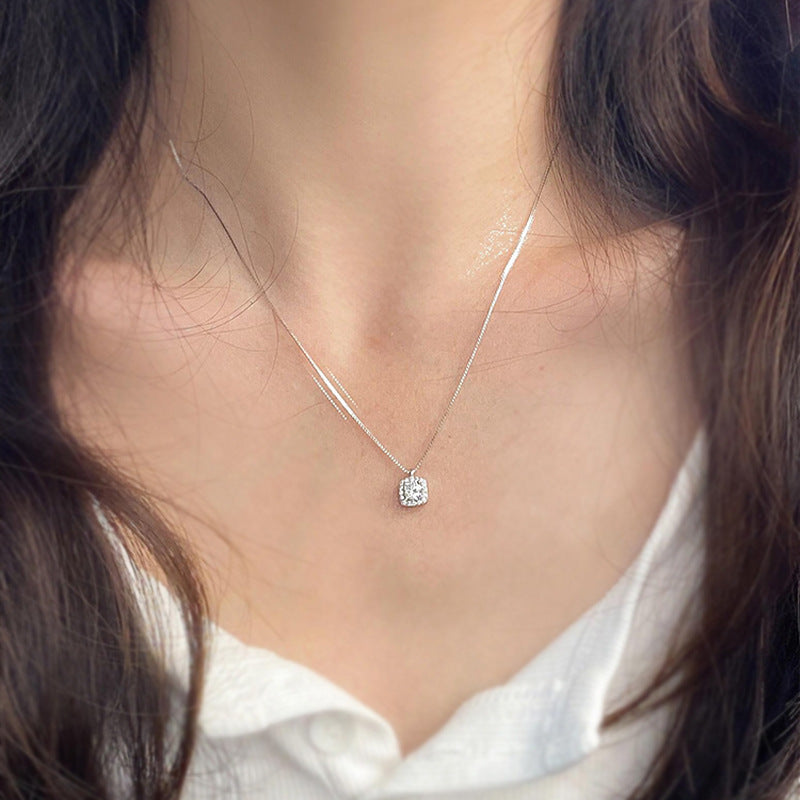 A Unique And Elegant Collarbone Chain Accessory Women with a Sugar Cube Necklace