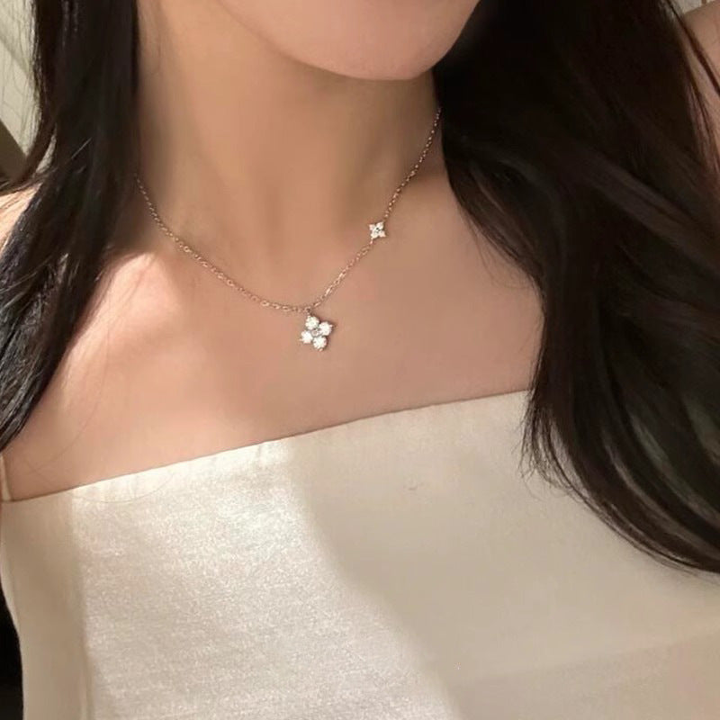 Women's Delicate Double Flower Pendant Necklace - Minimalist Sparkling Jewelry for Casual Attire, Light Luxury Gift for Her, Year-Round Versatile Necklace Chain