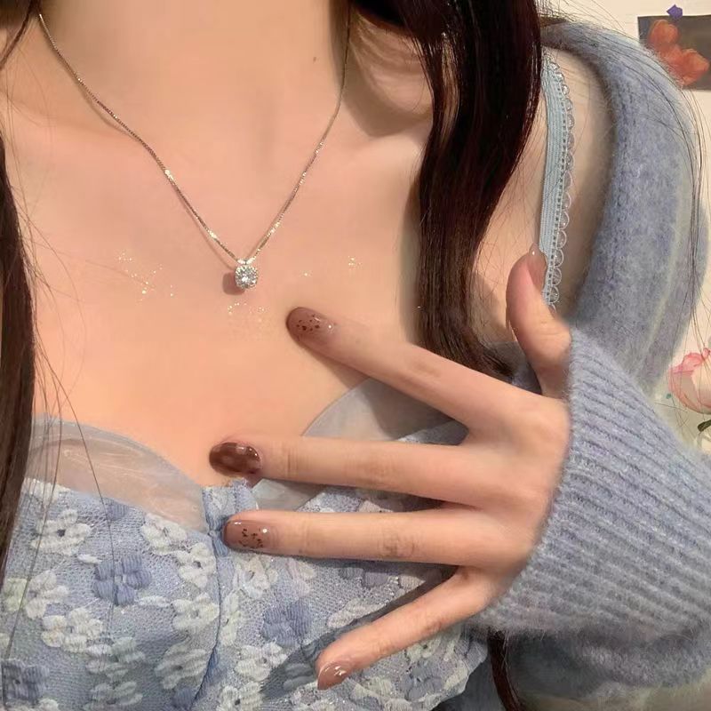 A Unique And Elegant Collarbone Chain Accessory Women with a Sugar Cube Necklace